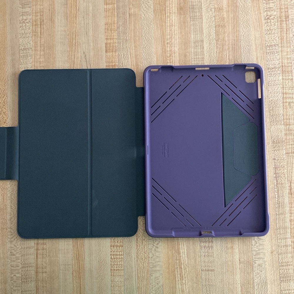 TARGUS Pro-Tek Antimicrobial Case for iPad® (9th, 8th, and 7th gen.) 10.2-inch - Picture 2 of 7